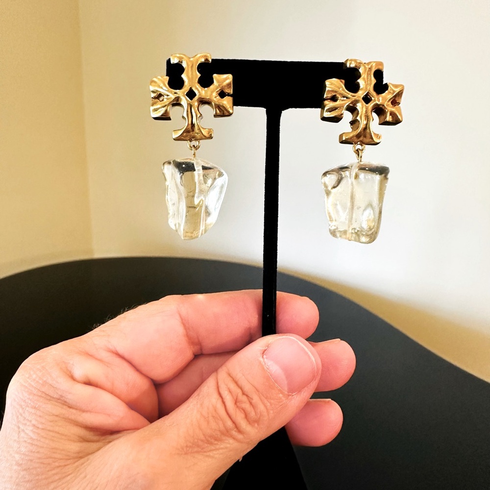Tory Burch NWT Authentic luxury runway couture RARE logo resin drop earring - Picture 4 of 14